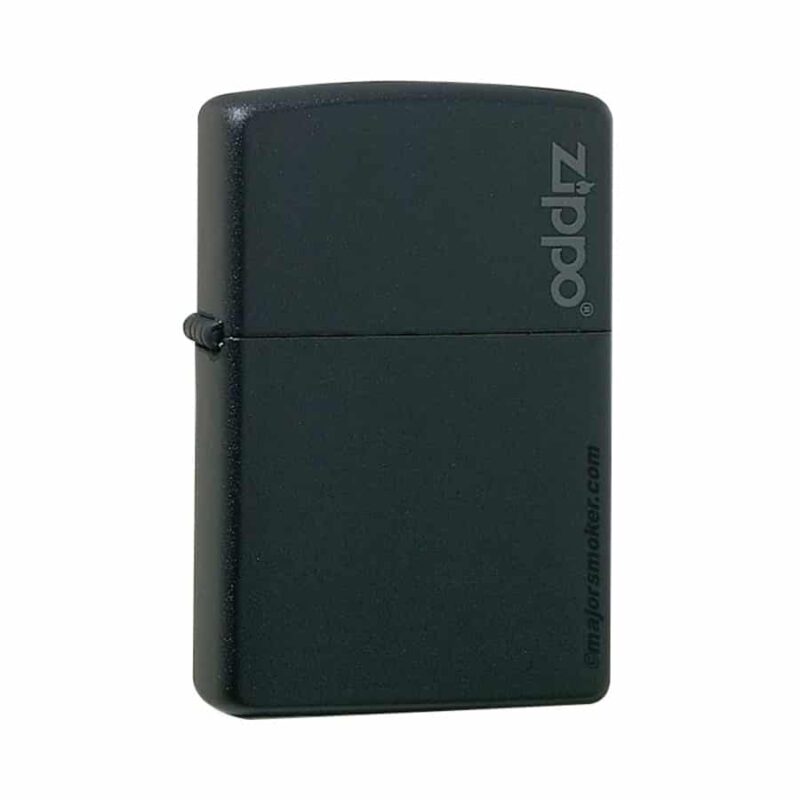 ZIPPO_Black_Mat_Briquet_Zippo_Black_Logo _MajorSmoker Zippo black, Zippo black mat, zippo black mat logo, vintage brush chrome, zippo Classique, Zippo, briquet zippo, zippo prix, zippo tempete, zippo original, zippo collection, zippo pas cher, zippo collector, zippo collection prix