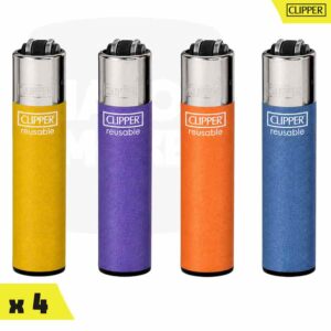 Série de quatre briquets Clipper Classic Large au revêtement doux toucher gomme jaune, violet, orange et bleu.