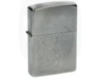 Briquet Zippo gravure crâne, Briquet Zippo en métal brossé gravé d'un motif de crâne humain détaillé.