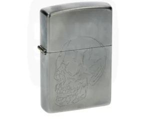 Briquet Zippo gravure crâne, Briquet Zippo en métal brossé gravé d'un motif de crâne humain détaillé.
