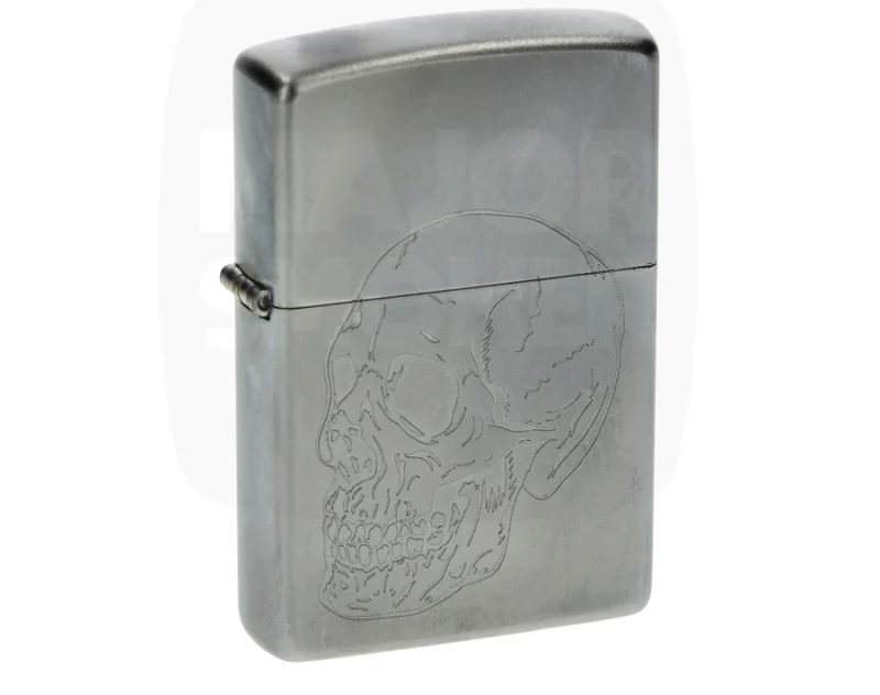 zippo_horror_goth_majorsmoker Briquet Zippo gravure crâne, Briquet Zippo en métal brossé gravé d'un motif de crâne humain détaillé.