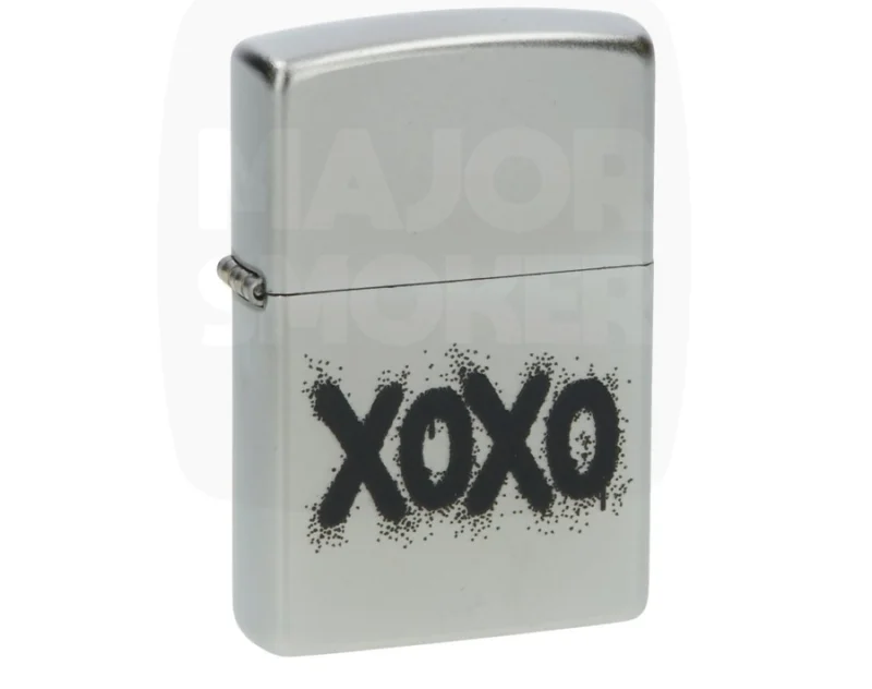 zippo_xoxo_design_majorsmoker Briquet Zippo chromé brossé avec impression graffiti noire "XOXO"