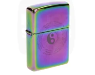 Briquet Zippo aux reflets irisés violets et verts avec symbole Yin Yang et cercle ésotérique.