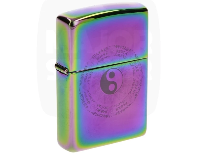 Briquet Zippo aux reflets irisés violets et verts avec symbole Yin Yang et cercle ésotérique.
